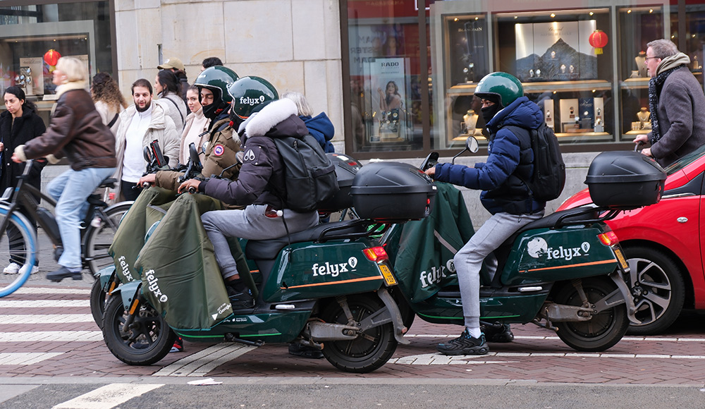 Met een elektrische deelscooter reis je groen door Amsterdam