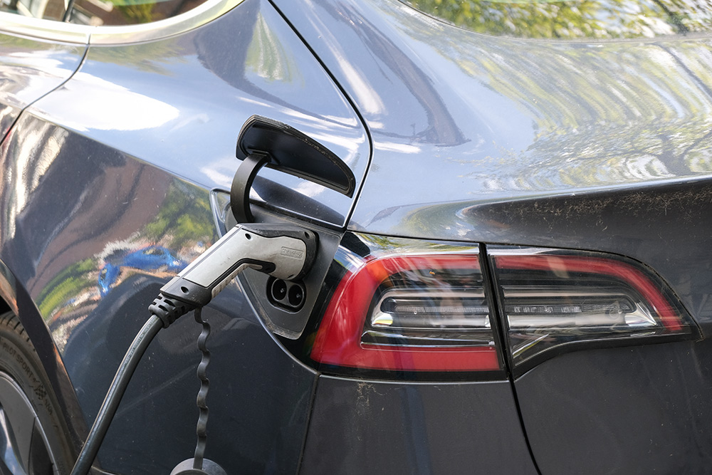 Elektrisch auto opladen bij een laadpunt met groene energie